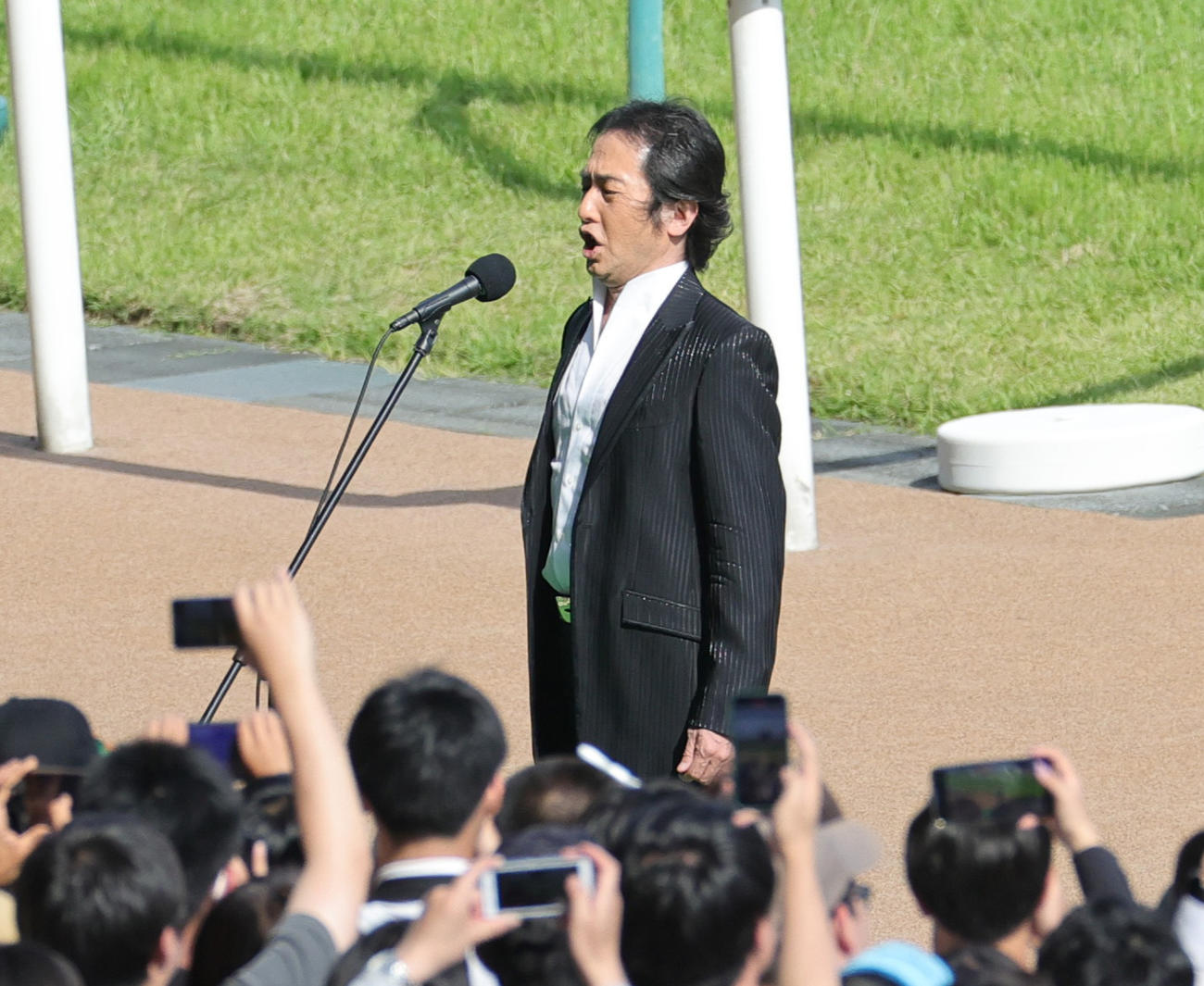 君が代を独唱する秋川雅史（撮影・野上伸悟）