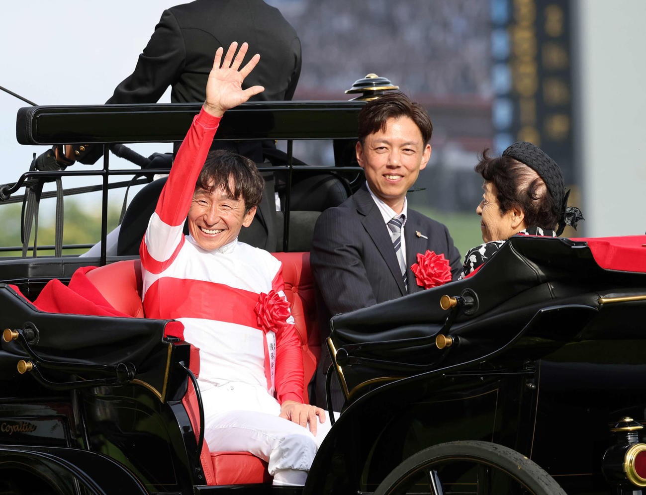 日本ダービーを制し馬車に乗る横山典弘騎手（左）と安田翔師（撮影・鈴木正人）