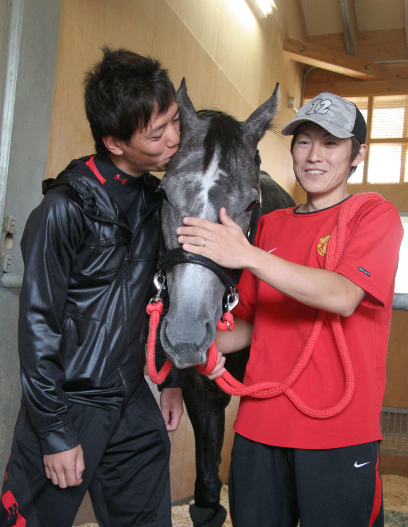 11年、スプリンターズS制覇から一夜明けカレンチャンに助手時代の安田翔師は熱烈な祝福のキス