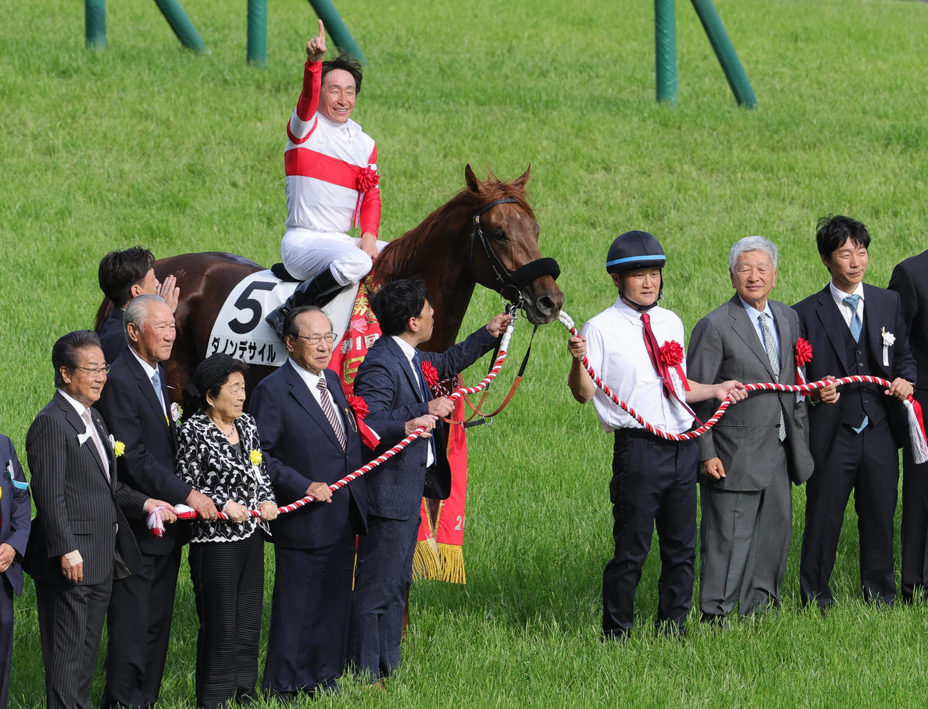 日本ダービーを制し口取りを行うダノンデサイルと横山典弘騎手ら（撮影・野上伸悟）
