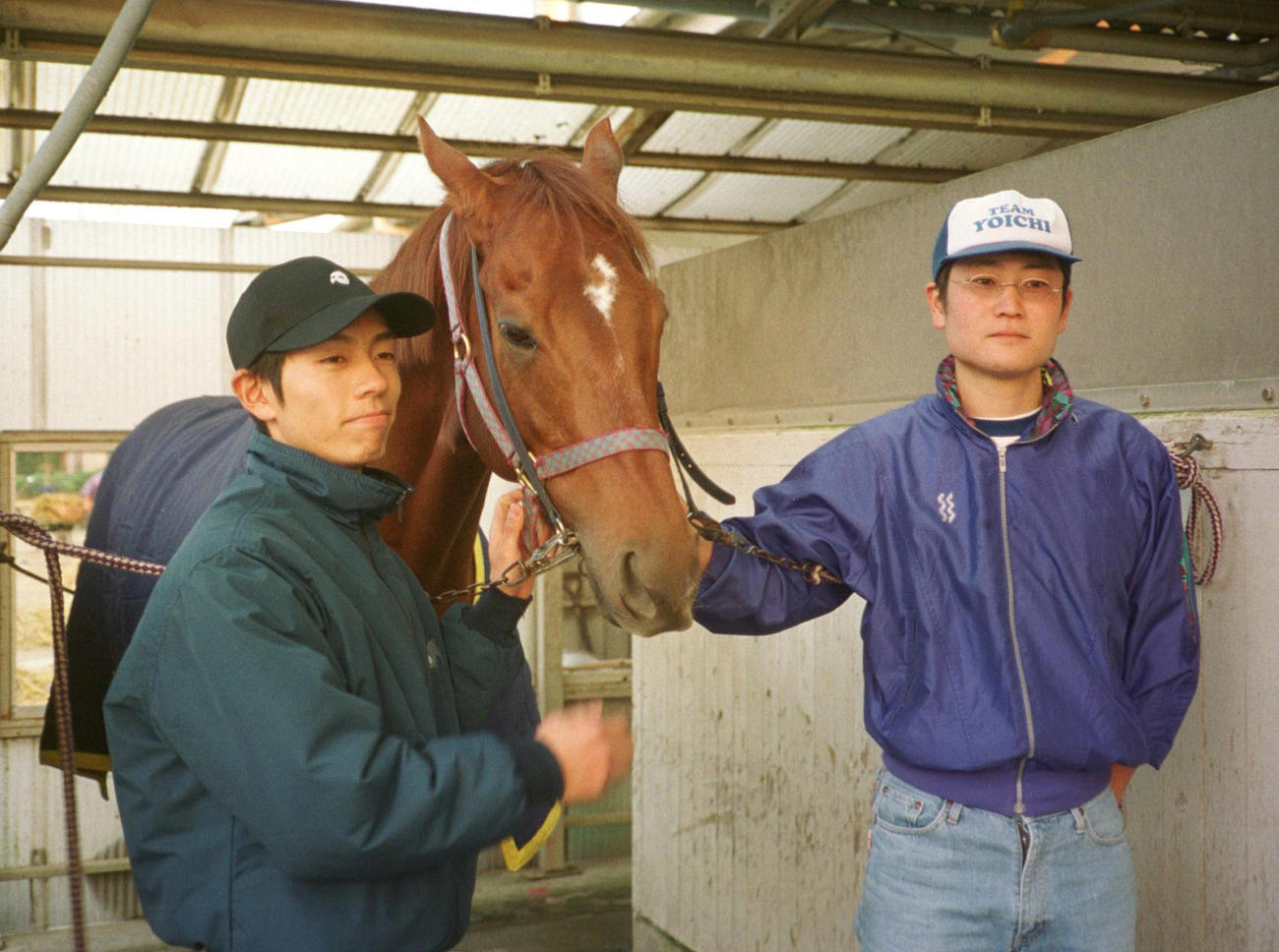 00年、左から和田竜二騎手、テイエムオペラオー、原口調教厩務員