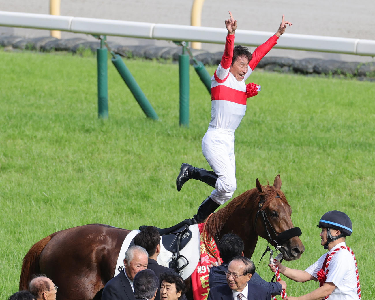 ダノンデサイルでダービーを制した横山典弘騎手は歓喜のフライングディスマウント（撮影・野上伸悟）