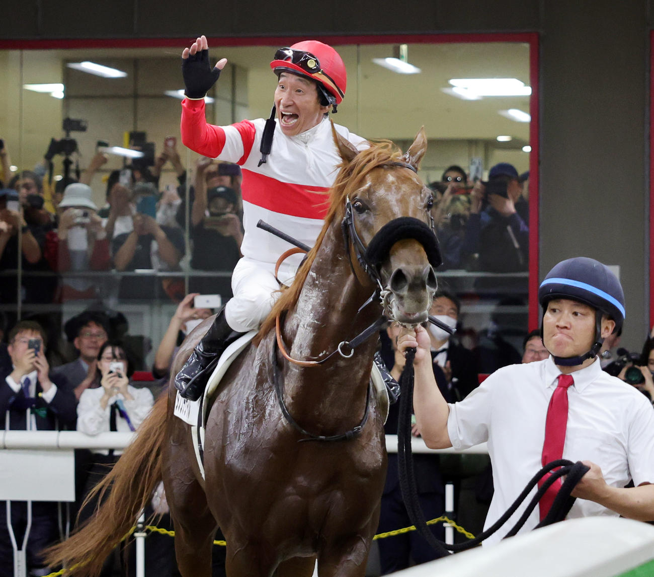 ダノンデサイルで日本ダービーを制した横山典弘騎手は、笑顔で引き揚げる（撮影・野上伸悟）