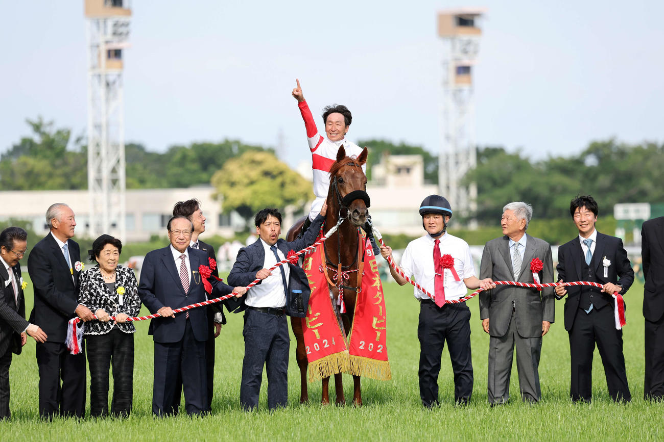 日本ダービーを制したダノンデサイルと笑顔を見せる横山典弘騎手（撮影・鈴木正人）
