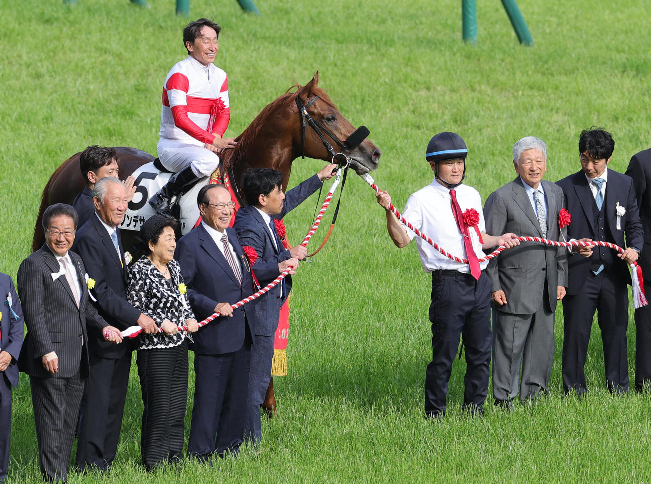 ダノンデサイルの口取りには、左から日本馬主協会連合会の西川賢会長、プロゴルファーの青木功らも参加
