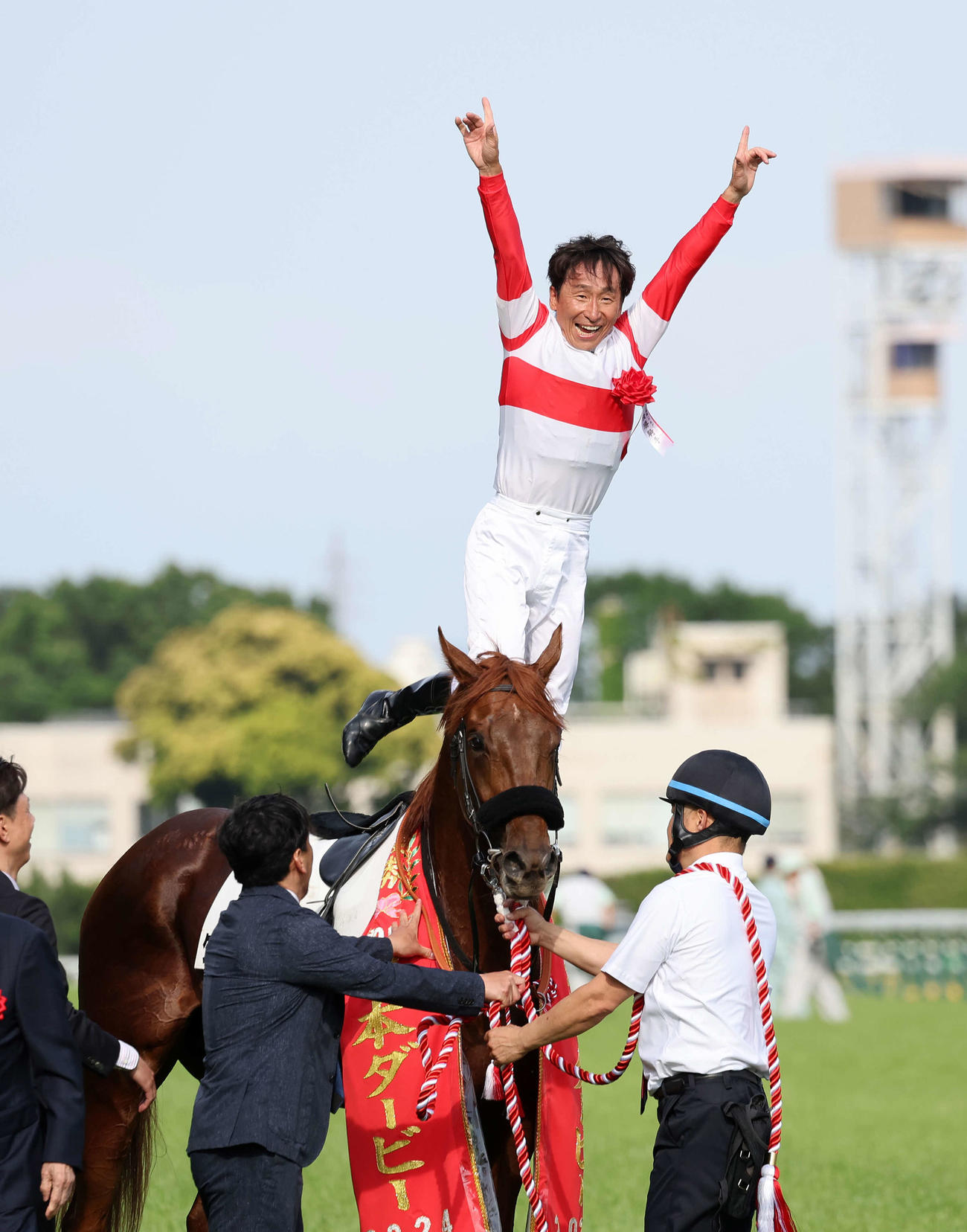 ダノンデサイルで日本ダービーを制した横山典弘騎手はデットーリジャンプを披露する（撮影・鈴木正人）