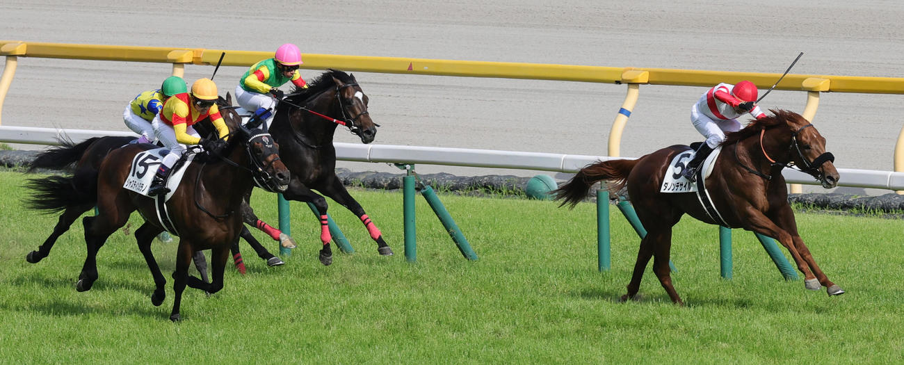 日本ダービーを制したダノンデサイルと横山典騎手。左は2着ジャスティンミラノ（撮影・野上伸悟）