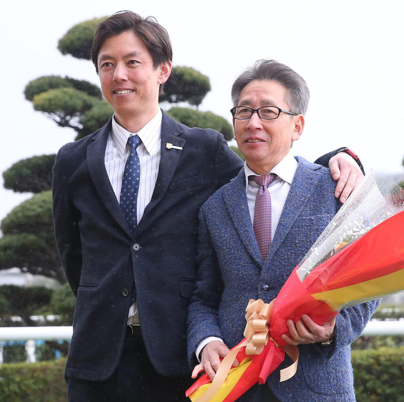 安田翔伍調教師（左）と安田隆行元調教師（2024年3月3日撮影）