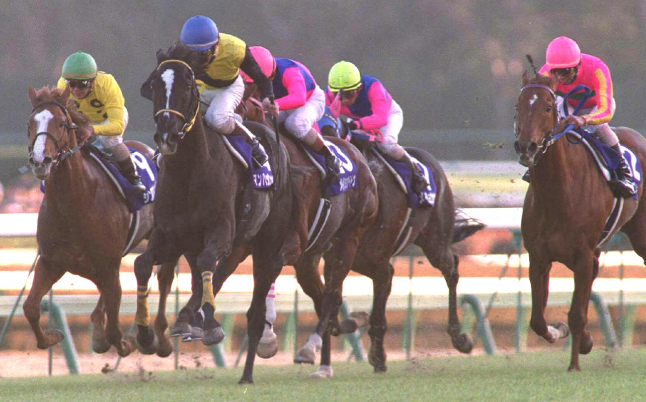 01年有馬記念で5着に敗れたテイエムオペラオー。左から2頭目は勝ったマンハッタンカフェ