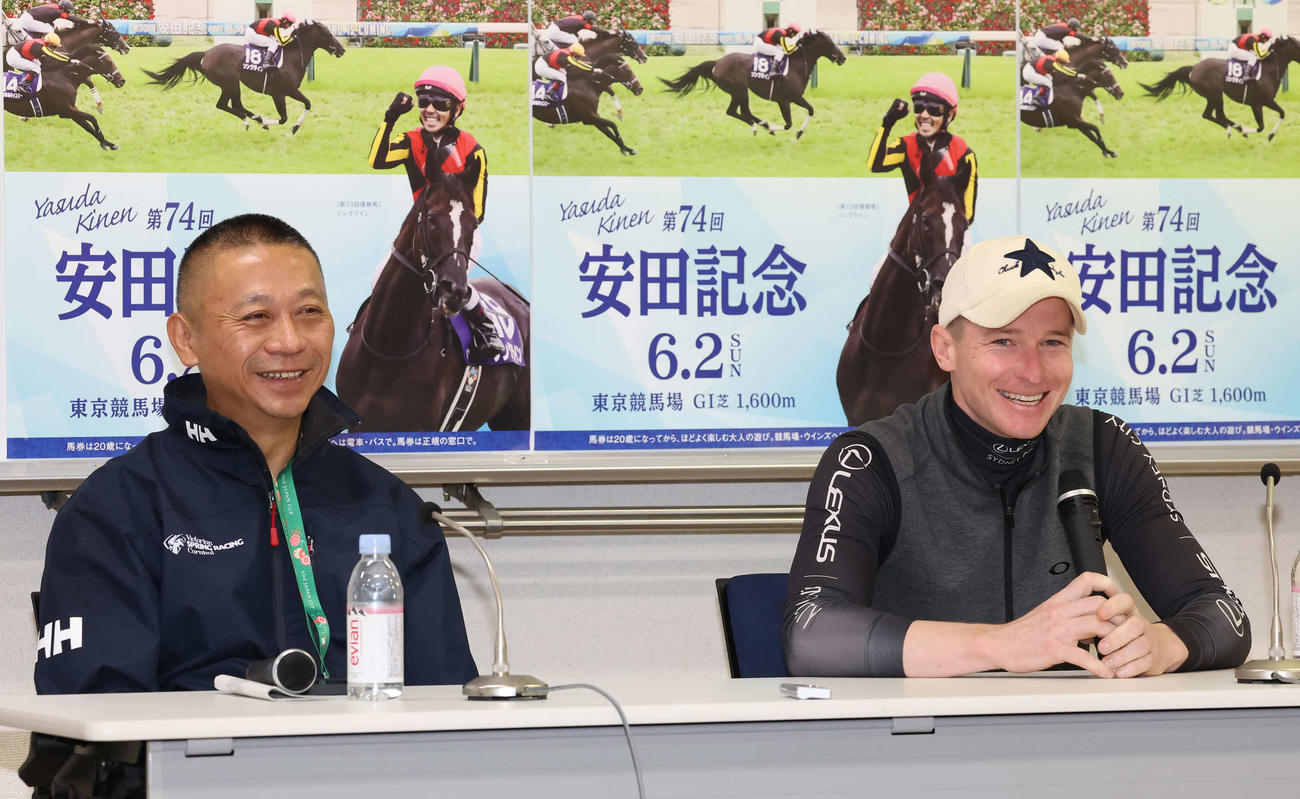 記者会見するロマンチックウォリアー陣営のシャム調教師（左）とマクドナルド騎手（撮影・丹羽敏通）