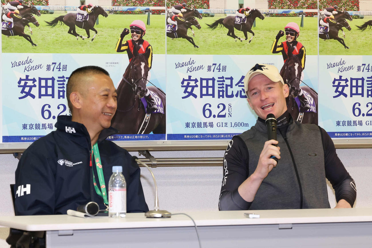記者会見するロマンチックウォリアー陣営のシャム調教師（左）とマクドナルド騎手（撮影・丹羽敏通）
