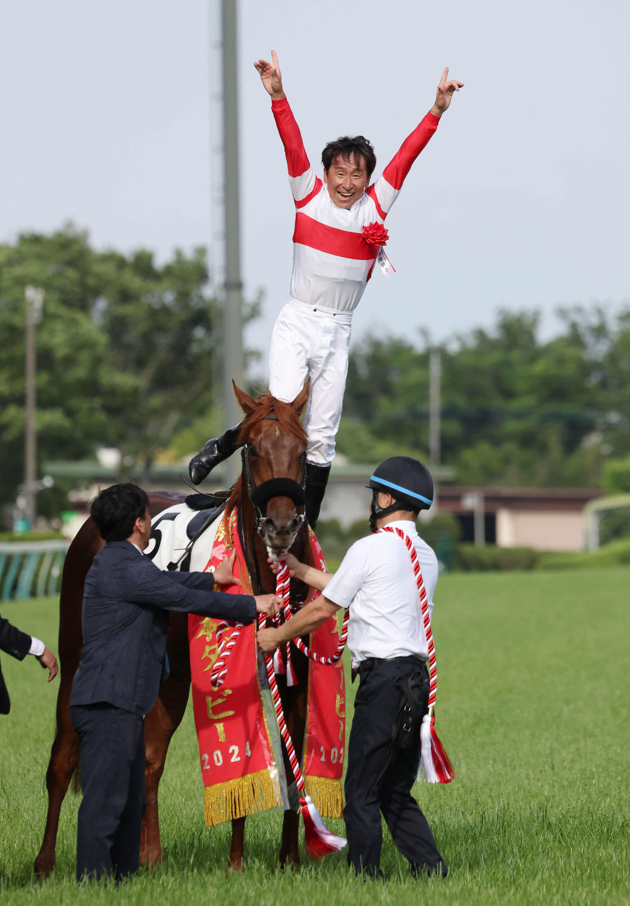 日本ダービーを制し、フライングディスマウントを決める横山典騎手（2024年5月26日撮影）