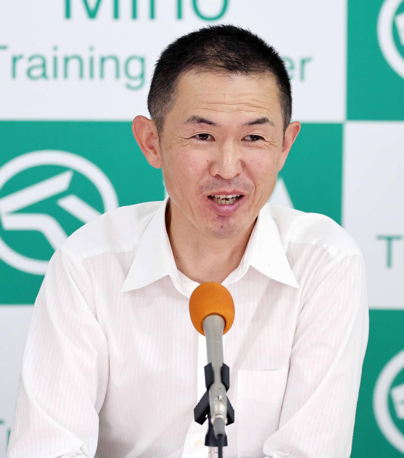 報道陣の質問に答える木村哲也調教師（撮影・鈴木正人）