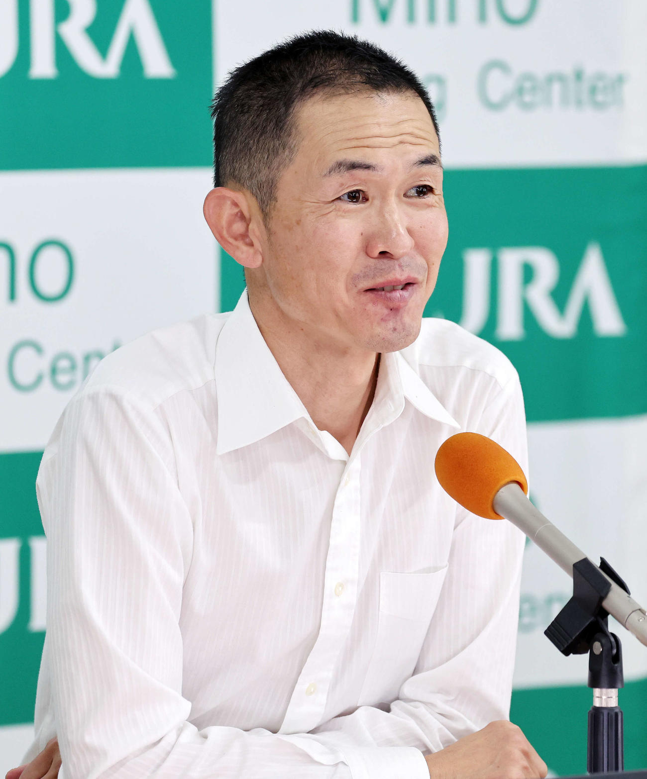報道陣の質問に答える木村哲也調教師（撮影・鈴木正人）