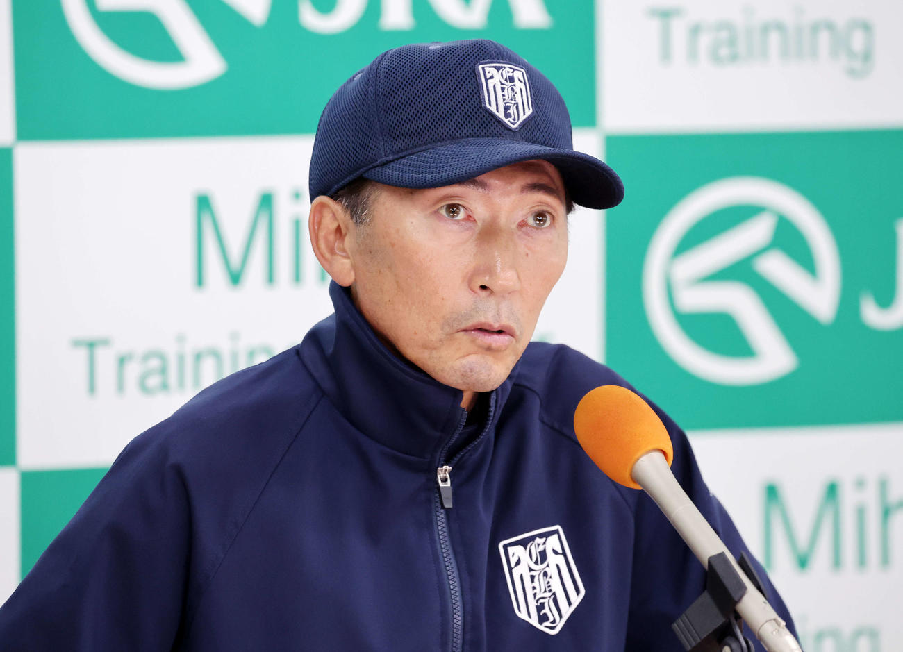 報道陣の質問に答える蛯名正義調教師（撮影・鈴木正人）