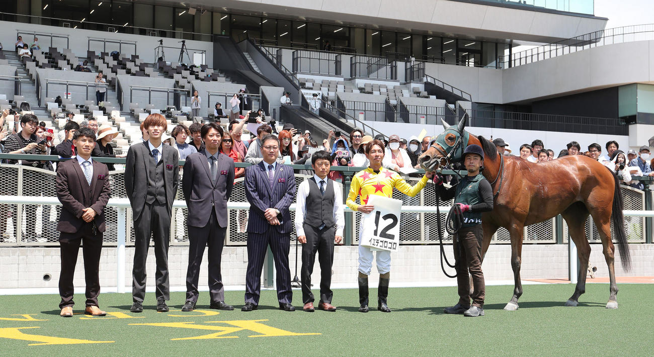 京都3R、3歳未勝利を勝ち上がったイエデゴロゴロと口取りに並ぶ和田竜騎手（右から2人目）（撮影・白石智彦）