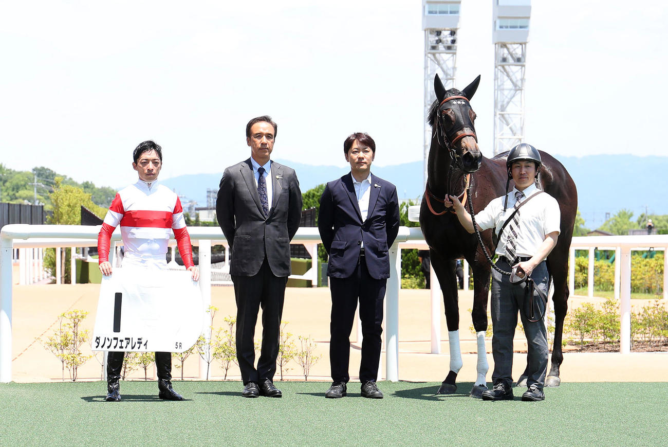 京都5R、新馬戦を快勝したダノンフェアレディと口取りに並ぶ川田騎手（左）（撮影・白石智彦）
