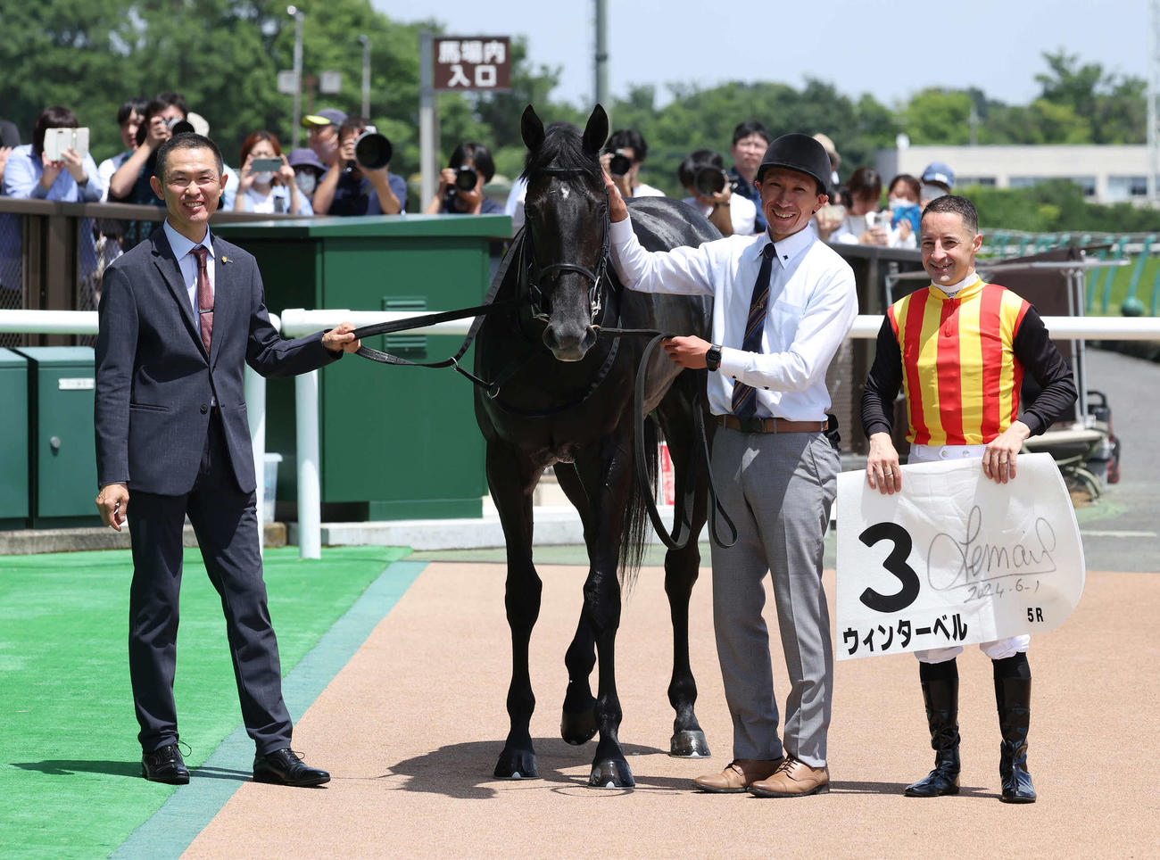 東京5R、2歳新馬戦を制したウィンターベルの口取りをする木村師とルメール騎手（撮影・丹羽敏通）