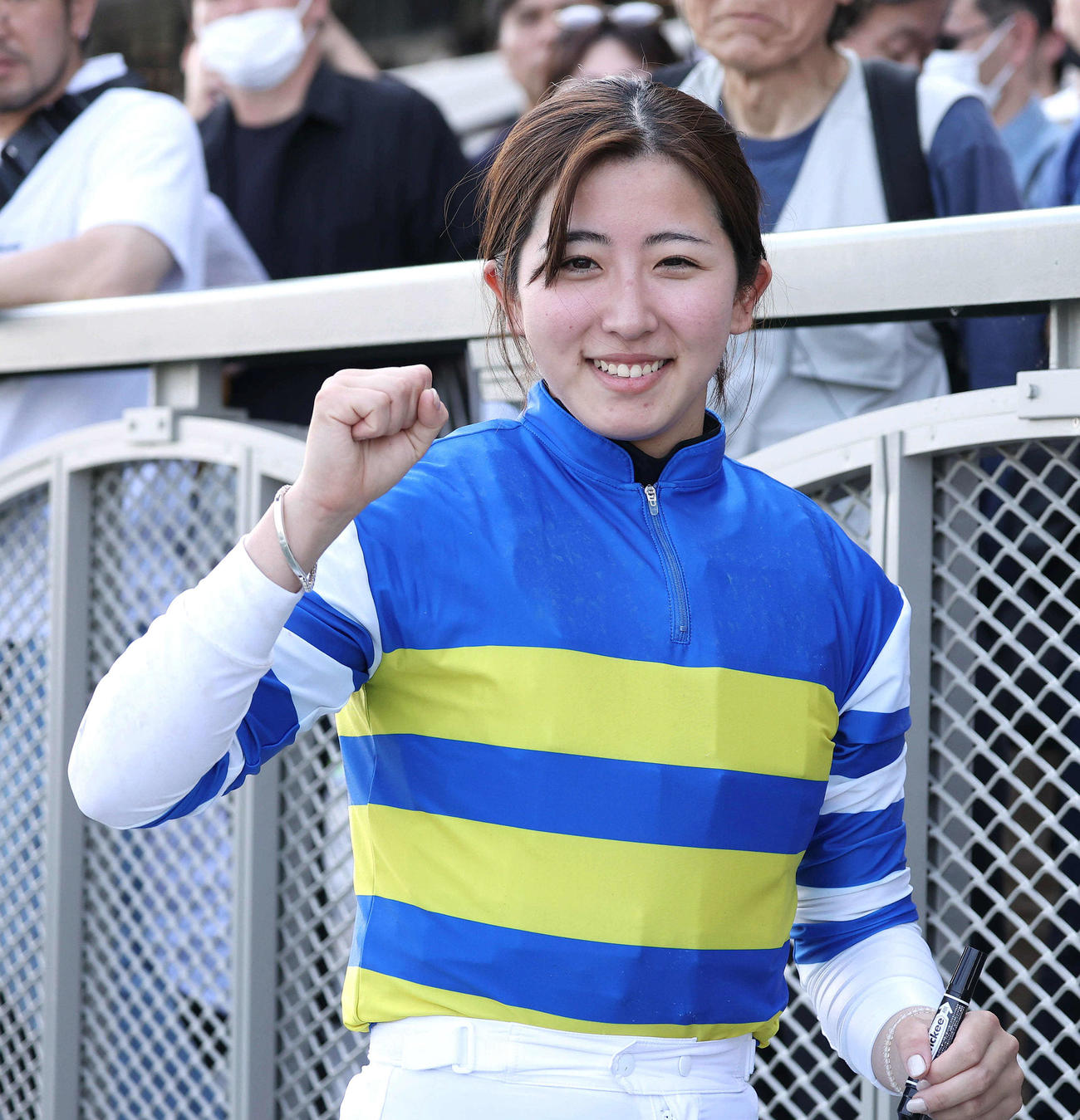 笑顔でガッツポーズする京都12Rを勝利した今村騎手（撮影・白石智彦）