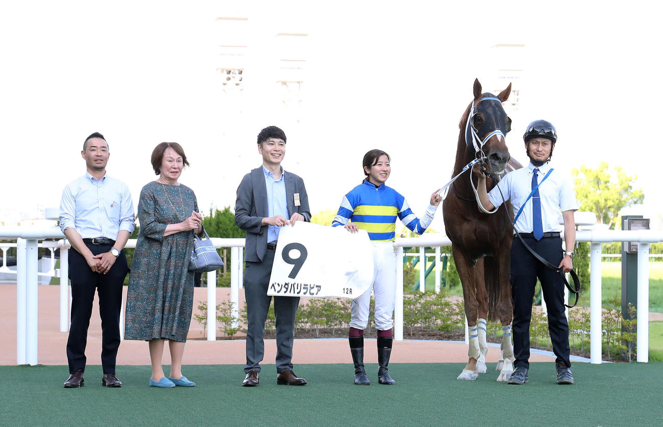 ベンダバリラビアで京都12Rを勝利して口取りに並ぶ今村騎手（右から2人目）（撮影・白石智彦）