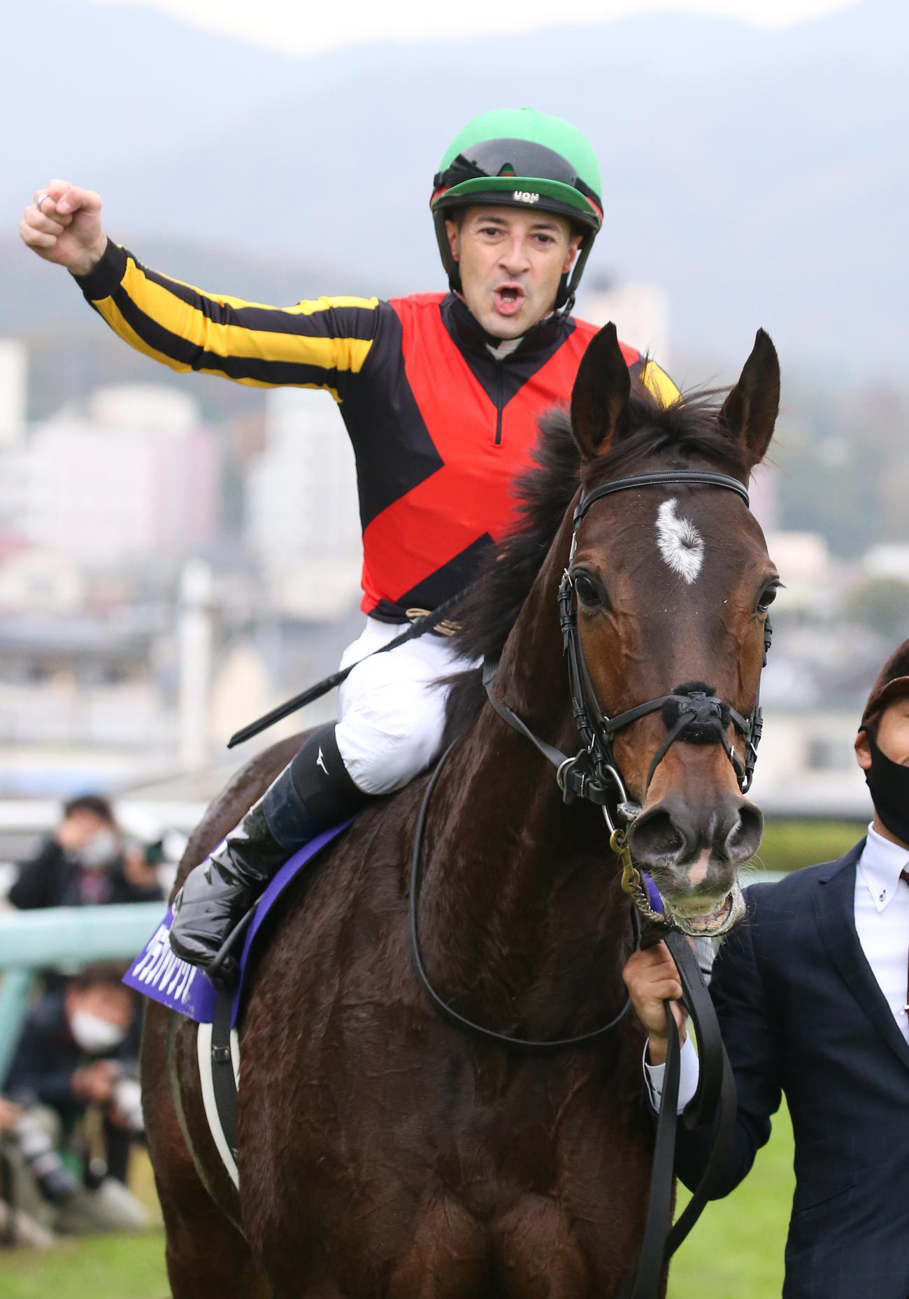 マイルCSを勝利で飾ったグランアレグリアとルメール騎手（2021年11月21日撮影）