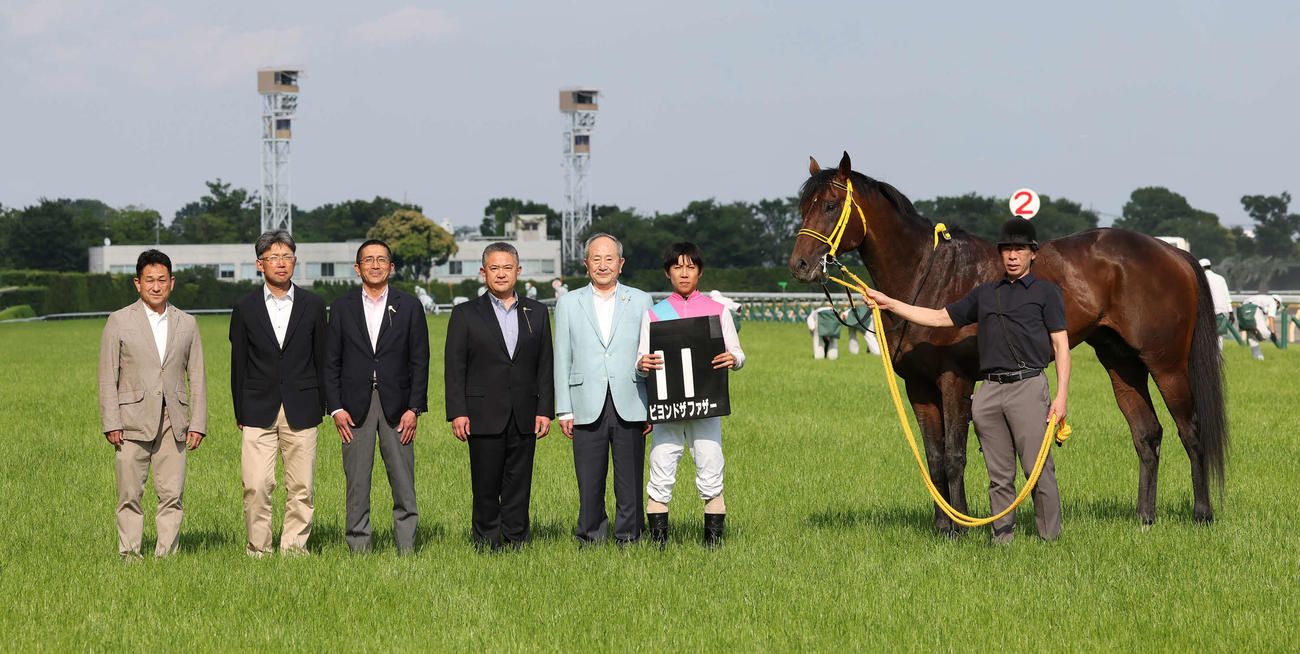 東京11R、アハルテケSを制したビヨンドザファザーの口取りをする藤岡師と北村友騎手（撮影・丹羽敏通）