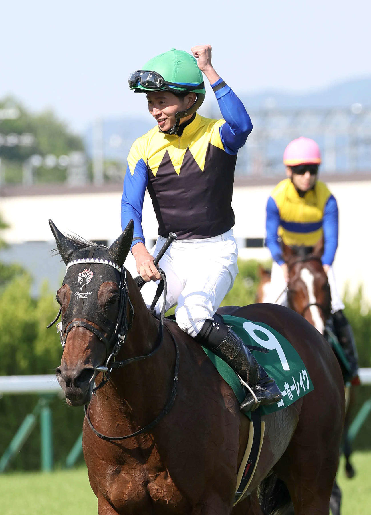 京都11R、ヨーホーレイクで鳴尾記念を勝利してガッツポーズで引き揚げる岩田望騎手（撮影・白石智彦）