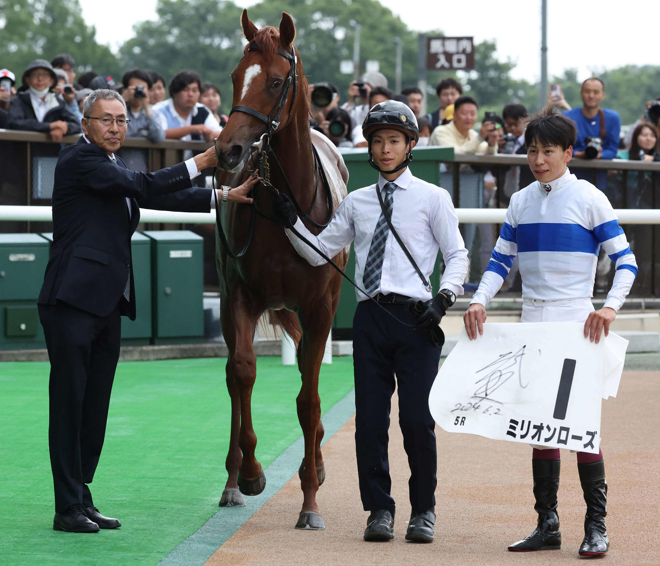 東京5R新馬戦を制したミリオンローズの口取りをする萩原師と横山武騎手（撮影・丹羽敏通）