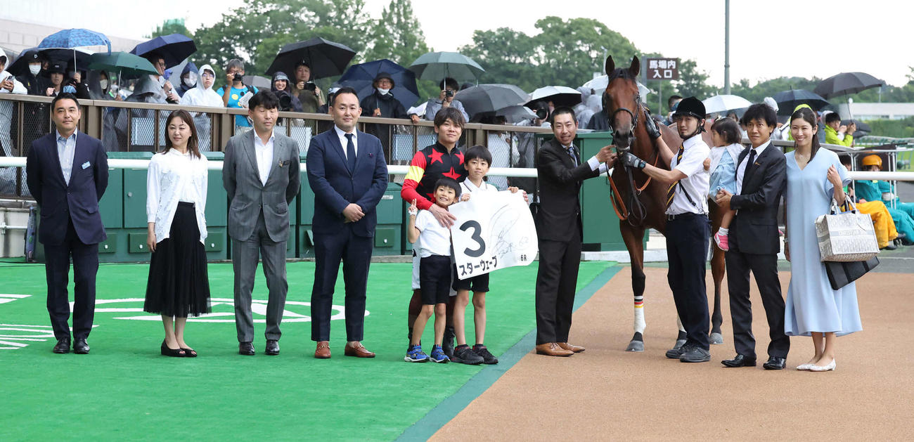 東京6R、2歳新馬戦を制したスターウェーブの口取りをする三浦騎手と関係者（撮影・丹羽敏通）