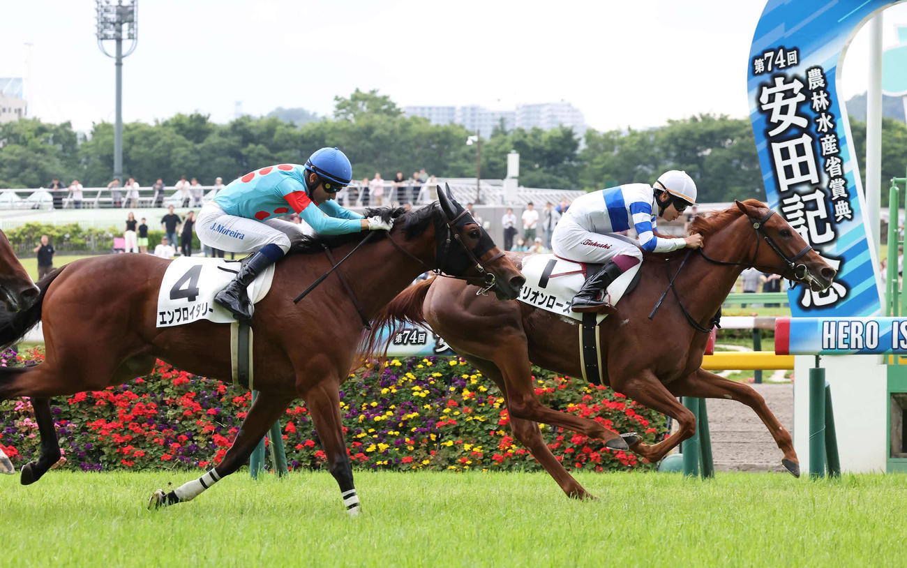 東京5R、2歳新馬戦で2着に敗れたエンブロイダリー（左）。右は勝ったミリオンローズ（撮影・丹羽敏通）