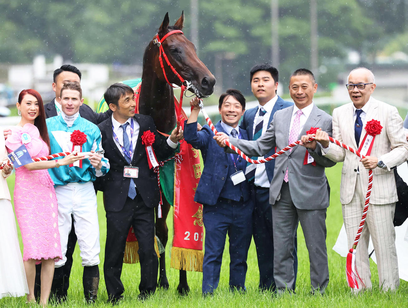 安田記念をロマンチックウォリアーで制し口取りに臨む馬主のラウ氏（右端）ら（撮影・丹羽敏通）