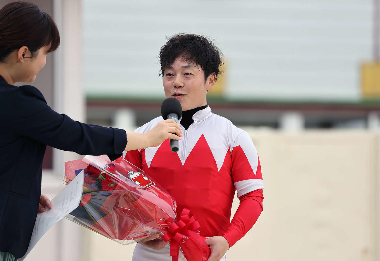 2500勝達成セレモニーでファンにあいさつする山本聡哉騎手（C）岩手県競馬組合