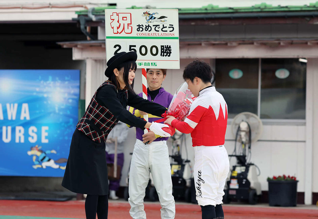 2500勝達成セレモニーで花束を受け取る山本聡哉騎手（C）岩手県競馬組合