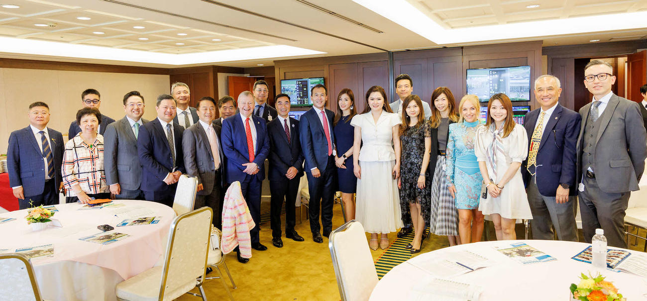 エンゲルブレヒト＝ブレスゲスCEO（左から9人目）と香港馬関係者（（C）The Hong Kong Jockey Club）