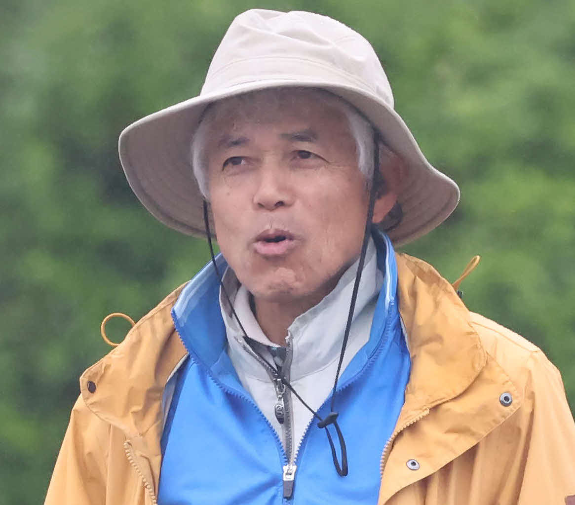 美浦トレーニングセンターで、管理馬の動きを見つめる国枝栄調教師（24年5月16日撮影）