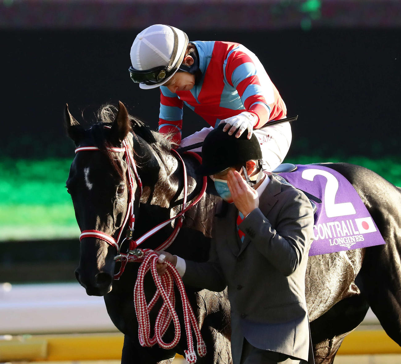 21年11月、引退レースのジャパンCを制しコントレイルの馬上で感極まる福永祐一騎手