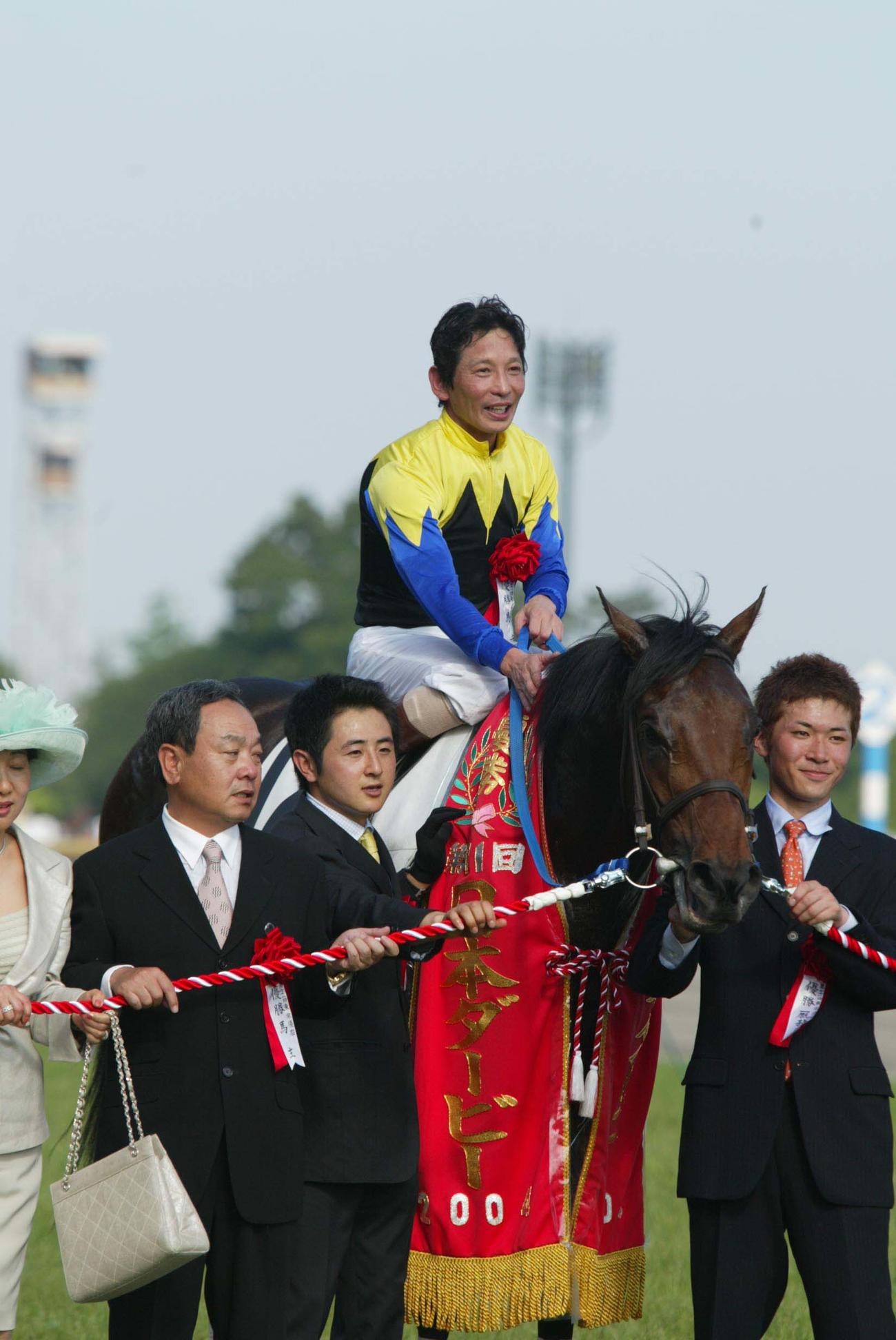04年5月、ダービーを制したキングカメハメハと安藤勝己騎手
