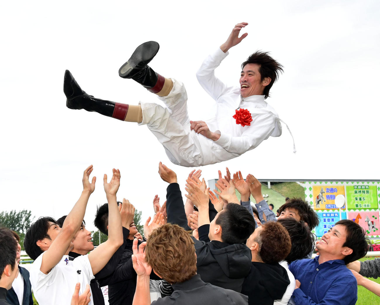 19年5月、引退式で仲間から胴上げされる小林徹弥騎手