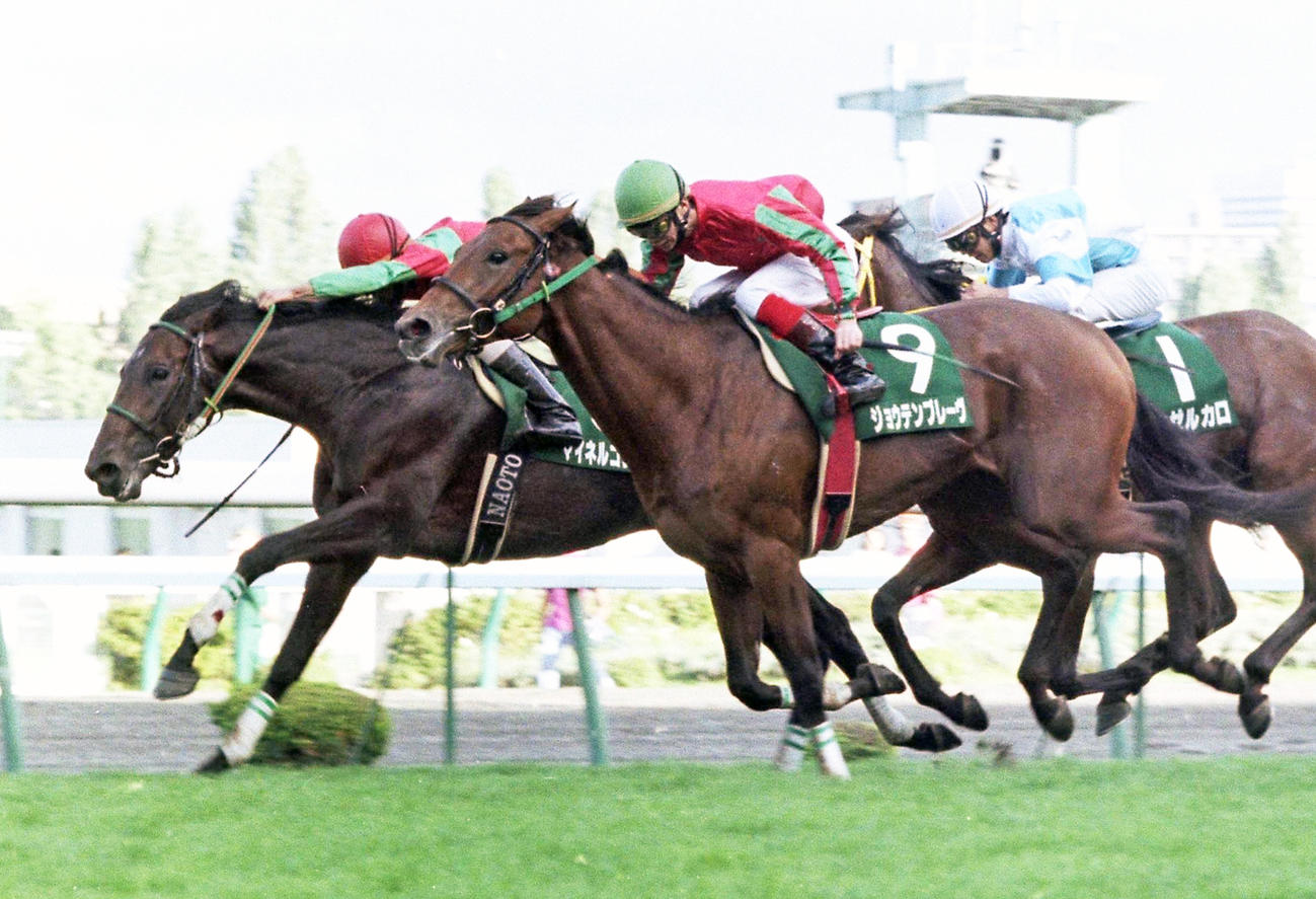 99年札幌3歳Sを制したマイネルコンドルと伊藤騎手（左）、手前は2着ジョウテンブレーヴと小林騎手