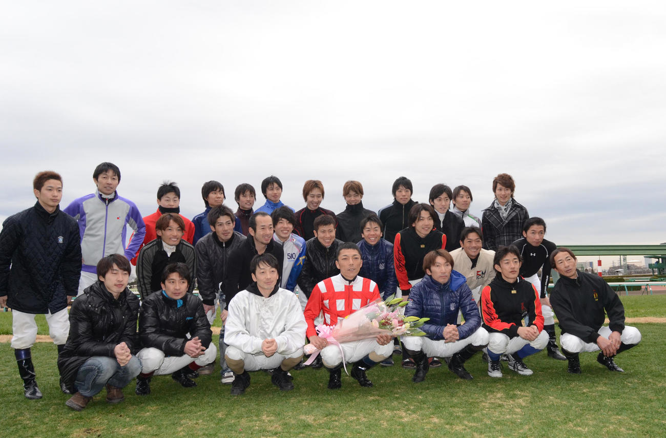 引退した伊藤直人騎手は、騎手仲間と記念撮影（2012年撮影）
