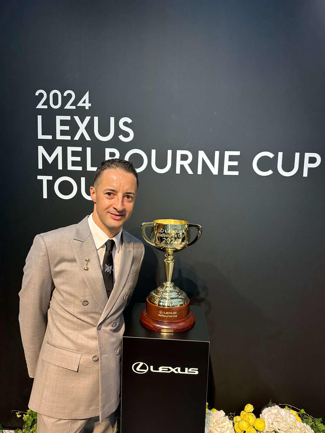 ルメール騎手と世界を渡り歩くメルボルンCの優勝トロフィー