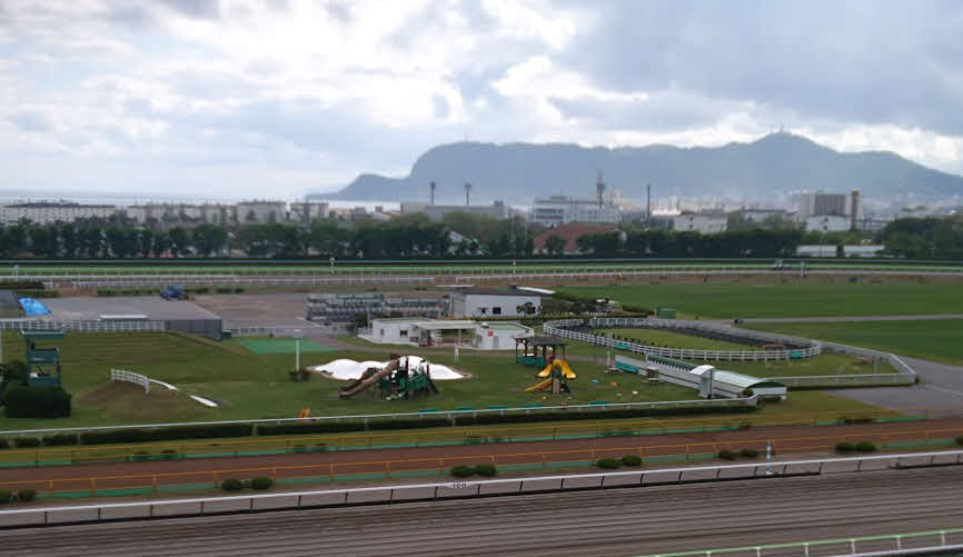 函館競馬場のスタンドからは右手に函館山が見える