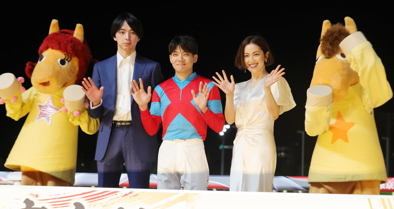 ラムジェットで東京ダービーを制した三浦皇成騎手（中央）は、プレゼンテーターの中村アン（右から2人目）らと記念撮影（撮影・野上伸悟）