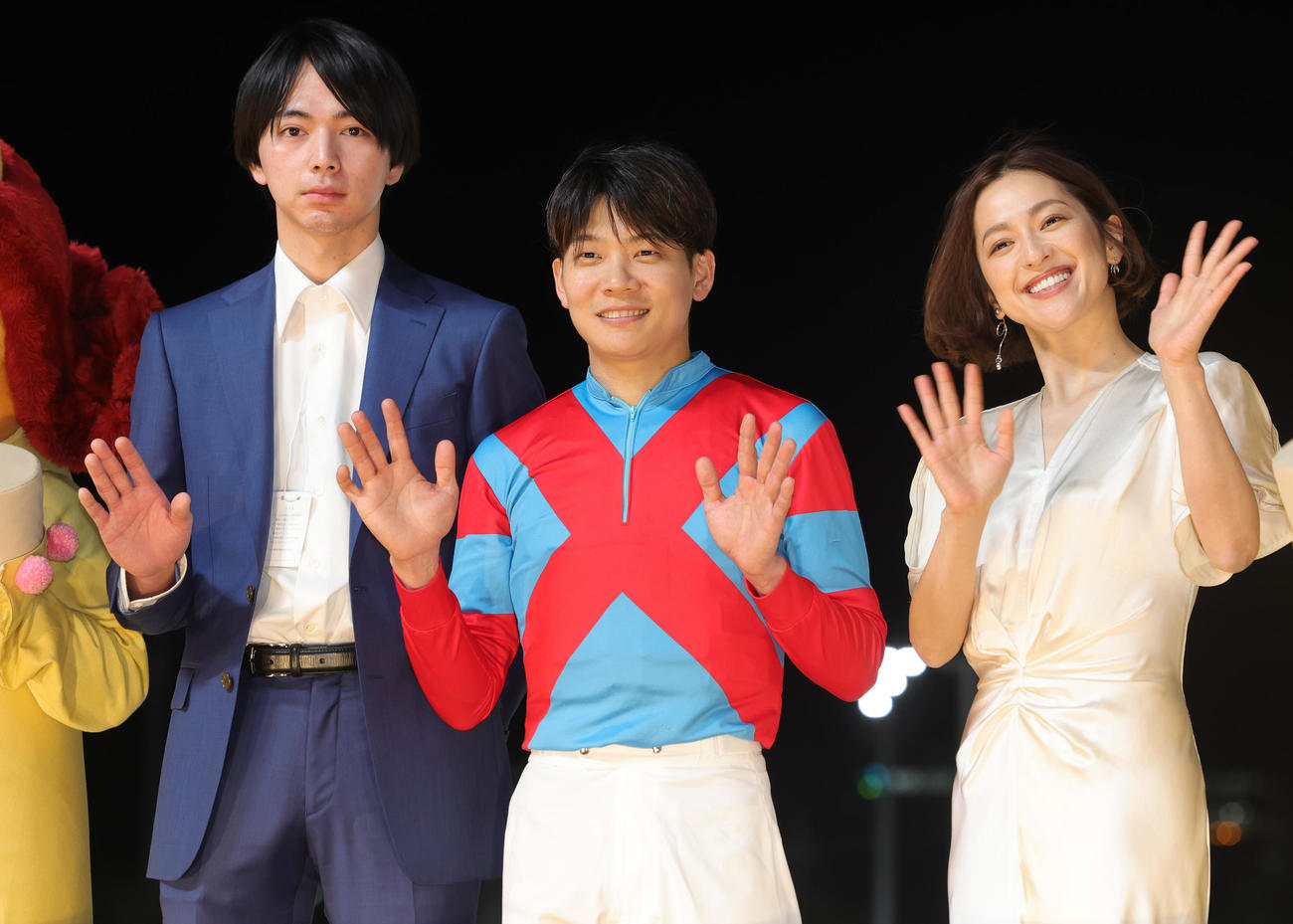 ラムジェットで東京ダービーを制した三浦皇成騎手（中央）は、プレゼンテーターの中村アン（右）らと記念撮影（撮影・野上伸悟）