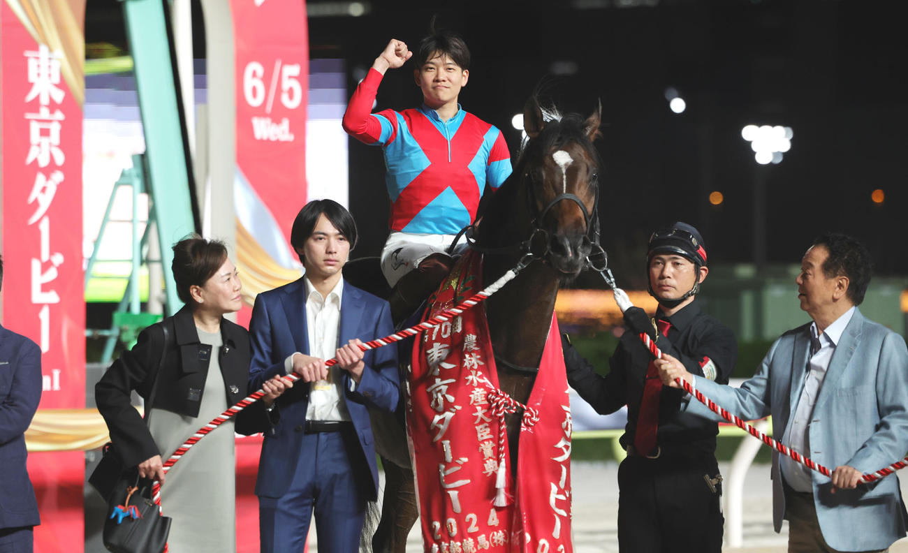 東京ダービーを制したラムジェットと三浦皇成騎手ら（撮影・野上伸悟）