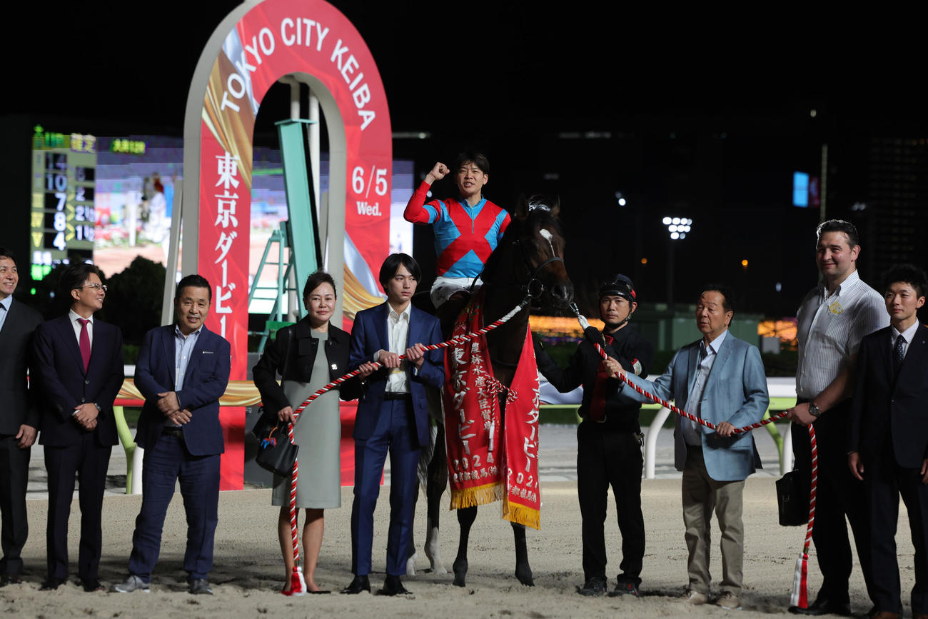 東京ダービーを制したラムジェットと三浦皇成騎手ら（撮影・野上伸悟）
