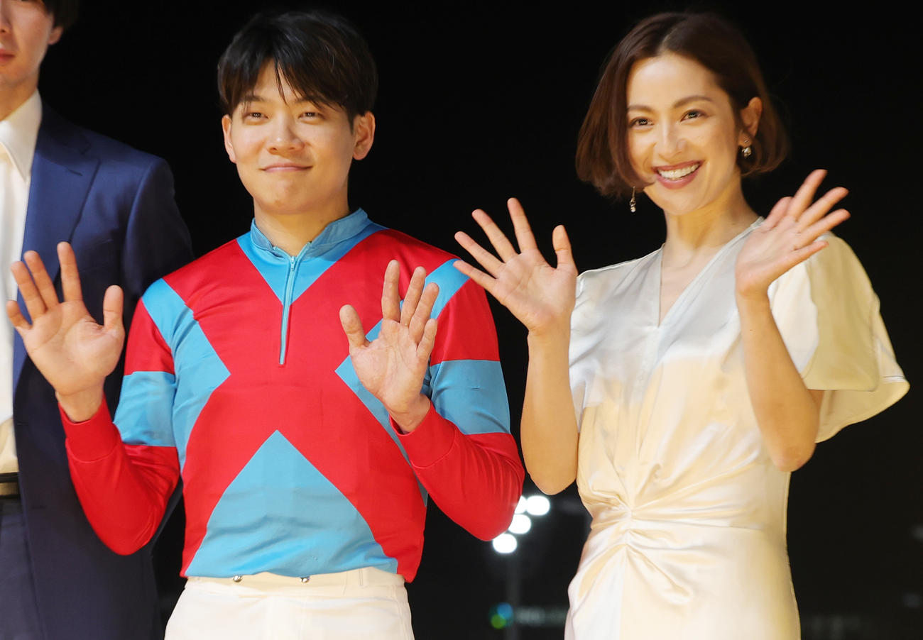 ラムジェットで東京ダービーを制した三浦皇成騎手（左）は、プレゼンテーターの中村アンと記念撮影（撮影・野上伸悟）