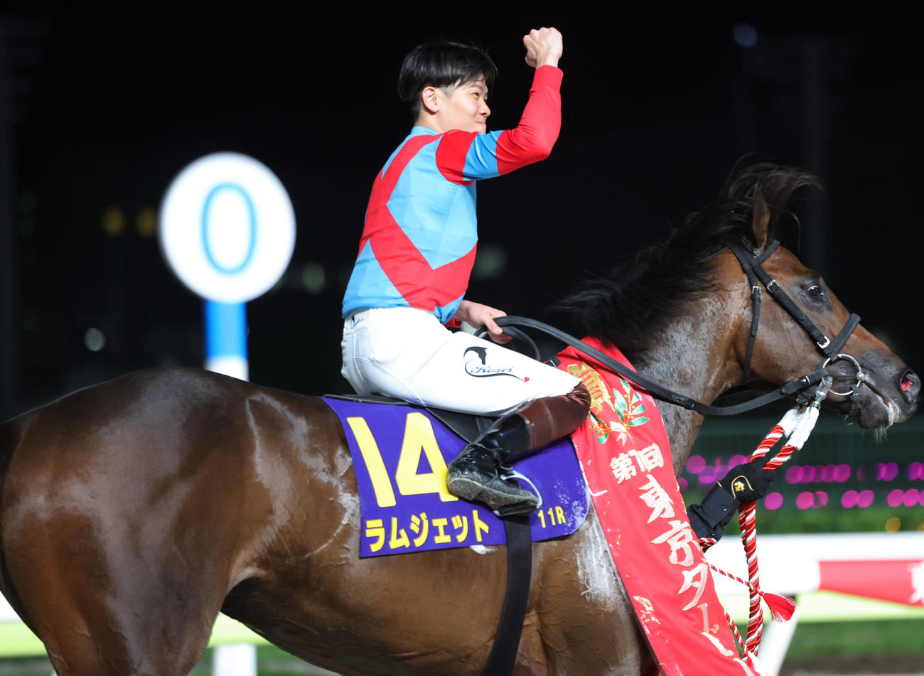東京ダービーを制したラムジェットと三浦皇成騎手（撮影・野上伸悟）