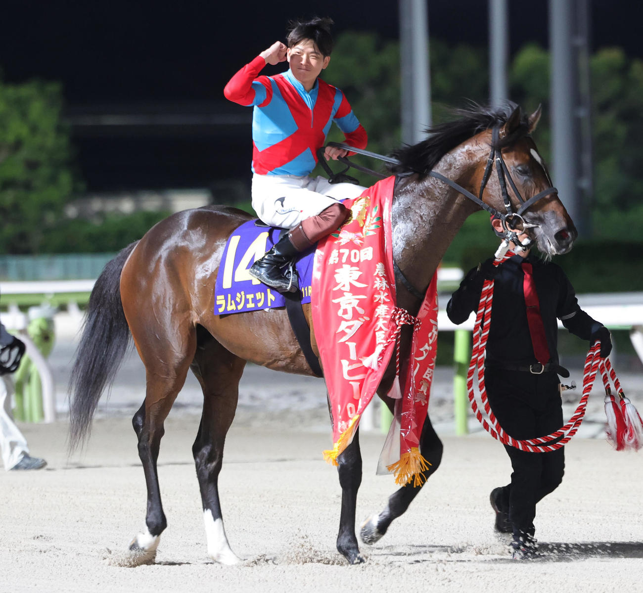 東京ダービーを制したラムジェットと三浦皇成騎手（撮影・野上伸悟）