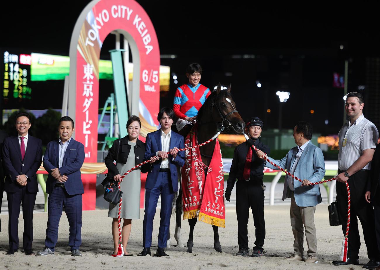 東京ダービーを制し口取りを行うラムジェットと三浦皇成騎手ら。右端は元琴欧洲の鳴戸親方（撮影・野上伸悟）